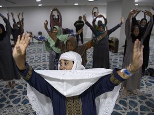 Jaga Kesehatan, Puluhan Jemaah Calon Haji Lansia Senam Bersama