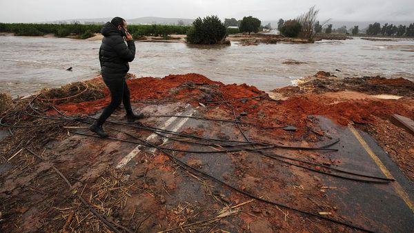 Jalan di Afrika Selatan Putus Diterjang Banjir