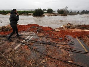 Jalan di Afrika Selatan Putus Diterjang Banjir Jalan di Afrika Selatan Putus Diterjang Banjir