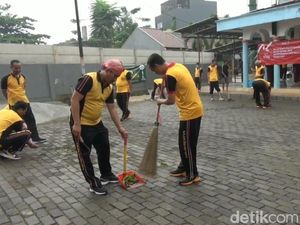 Jelang HUT Bhayangkara, Polisi di Jaksel Bersih-bersih Masjid