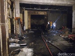 Potret Kebakaran Gudang Sepatu-Sandal di Gorontalo Padam Setelah 34 Jam Potret Kebakaran Gudang Sepatu-Sandal di Gorontalo Padam Setelah 34 Jam