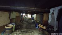 Beralas Tanah Berdinding Seadanya, Ini Potret Sesaknya tinggal di Kolong Tol Angke
