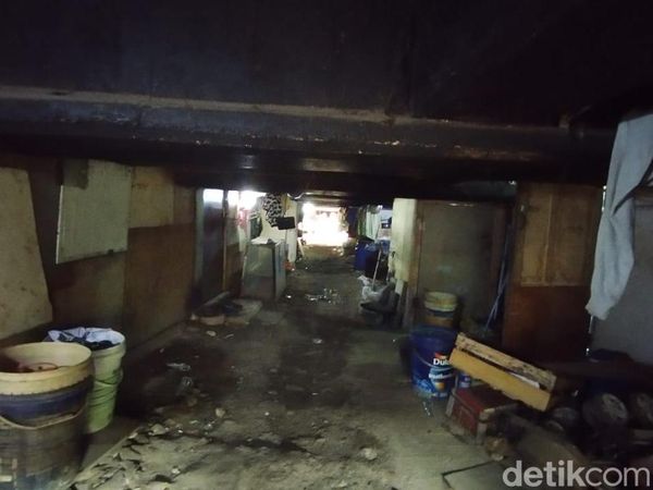 Potret Sesaknya Permukiman Kolong Jembatan Tol Angke Jakbar