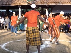 Video: Momen Madura United Main Bola Pakai Sarung