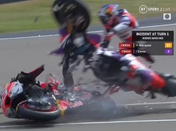 Detik-detik Marquez Tabrak Motor Zarco Hingga Terbelah Dua