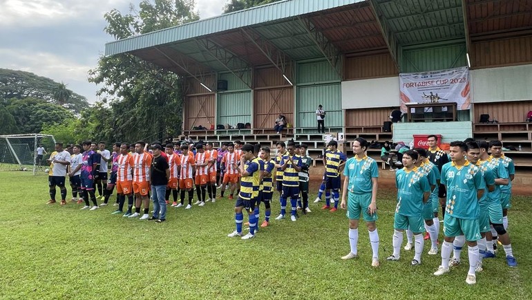 Sebanyak 12 tim yang berasal dari korporasi dan pewarta foto ekonomi serta bisnis, turut serta dalam turnamen tersebut. 