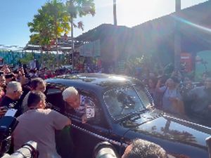Momen Ganjar Naik Plymouth De Luxe Milik Fatmawati Soekarno Momen Ganjar Naik Plymouth De Luxe Milik Fatmawati Soekarno