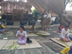 30 Anak-anak Unjuk Gigi Adu Terampil Ngulat Janur 30 Anak-anak Unjuk Gigi Adu Terampil Ngulat Janur