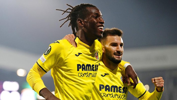 Villarreals Nicolas Jackson, left, celebrates with Alex Baena after scoring the opening goal during the Group C Conference League soccer match between Austria Wien and Villarreal in Vienna, Austria, Thursday Oct.13, 2022. (AP Photo/Florian Schroetter)