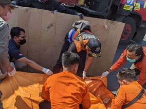 Seorang Pemotor Tewas Terjatuh Terlindas Truk di Kawasan Greges Seorang Pemotor Tewas Terjatuh Terlindas Truk di Kawasan Greges