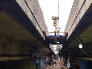 Melihat dari Dekat Permukiman di Kolong Jembatan Angke Jakbar Melihat dari Dekat Permukiman di Kolong Jembatan Angke Jakbar