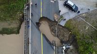 Penampakan Jembatan Ambrol Diterjang Banjir di Serbia