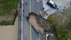 Penampakan Jembatan Ambrol Diterjang Banjir di Serbia