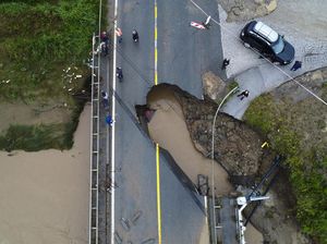 Penampakan Jembatan Ambrol Diterjang Banjir di Serbia