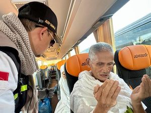 Petugas Haji Naik-Turun Bus di Bir Ali, Pandu Jemaah Lansia Niat Ihram Satu-satu Petugas Haji Naik-Turun Bus di Bir Ali, Pandu Jemaah Lansia Niat Ihram Satu-satu