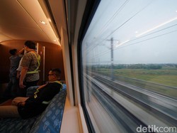 Wuzz! Kereta Cepat Jakarta-Bandung Diuji Coba Melesat 300 Km/Jam