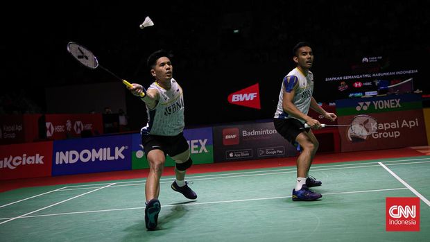 Pebulu tangkis ganda putra Indonesia Pramudya Kusumawardana dan Yeremia Erich Yoche Yacob Rambitan  mengembalikan kok ke arah lawannya pebulu tangkis ganda putra China Liang Wei Keng dan Wang Chang pada perempat final turnamen Indonesia Open 2023 di Istora Senayan, Jakarta, Jumat (16/6/2023). (CNN Indonesia/ Adi Ibrahim)