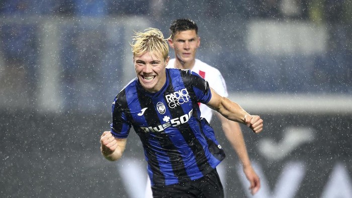 Rasmus Winther Højlund of Atalanta celebrates after scoring goal 3-1 during the Italian Serie A match between Atalanta and Monza at Gewiss Stadium in Bergamo, Italy, on Sunday, June 4, 2023. (Spada/LaPresse via AP)