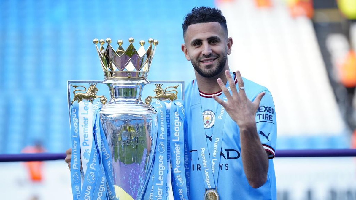 Riyad Mahrez menuju Al Ahli. (Foto: AP/Jon Super)