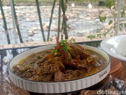 Menyantap Ayam Woku Bumbu Petis di Tepi Sungai Serayu Banjarnegara