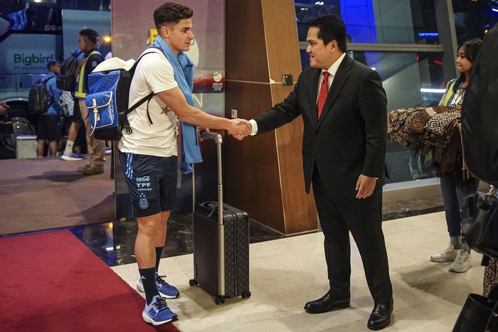 Timnas Argentina Tiba di Indonesia Ketum PSSI Erick Thohir (kanan) menyambut kedatangan pemain Timnas Argentina Julian Alvarez setibanya di Bandara Soekarno Hatta, Tangerang, Banten, Jumat (16/6/2023). Timnas sepak bola Indonesia akan bertanding melawan Argentina dalam laga FIFA Matchday di Stadion Utama Gelora Bung Karno pada Senin (19/6/2023).