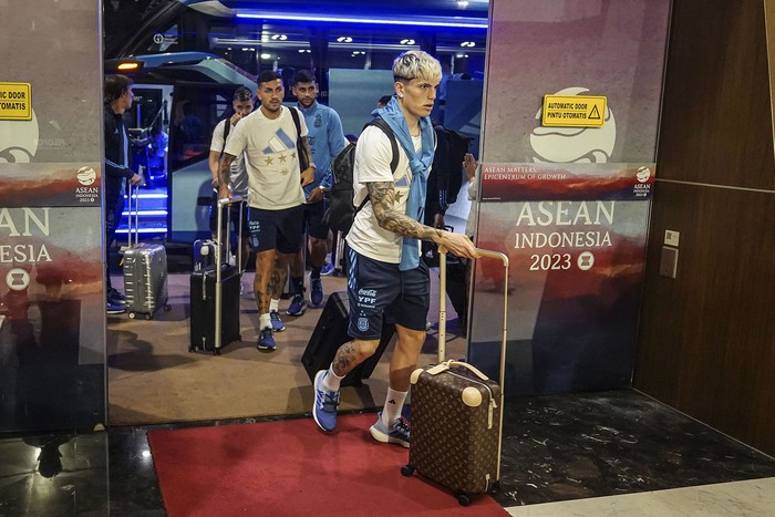 Ketum PSSI Erick Thohir (kanan) menyambut kedatangan pemain Timnas Argentina Julian Alvarez setibanya di Bandara Soekarno Hatta, Tangerang, Banten, Jumat (16/6/2023). Timnas sepak bola Indonesia akan bertanding melawan Argentina dalam laga FIFA Matchday di Stadion Utama Gelora Bung Karno pada Senin (19/6/2023).