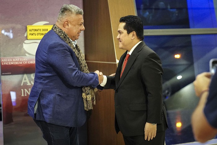 Timnas Argentina Tiba di Indonesia Ketum PSSI Erick Thohir (kanan) menyambut kedatangan pemain Timnas Argentina Julian Alvarez setibanya di Bandara Soekarno Hatta, Tangerang, Banten, Jumat (16/6/2023). Timnas sepak bola Indonesia akan bertanding melawan Argentina dalam laga FIFA Matchday di Stadion Utama Gelora Bung Karno pada Senin (19/6/2023).