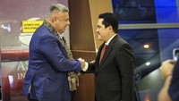 Presiden Federasi Sepakbola Argentina (AFA) Claudio Tapia memimpin rombongan Timnas Argentina setibanya di Indonesia.  