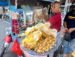 Unik! Nasi Goreng di Belakang Kota Kasablanka Ini Pakai Bumbu Ulek Dadakan
