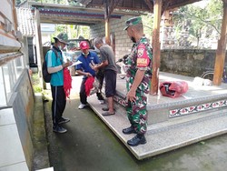 Distan Gianyar Keliling Rumah Warga Vaksinasi Rabies Puluhan Anjing