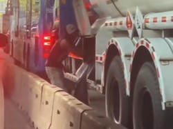 Pertamina Kecam Pria Curi BBM dari Truk Tangki di Jakut: Membahayakan!