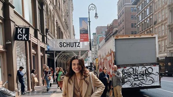 So Gorgeous! 7 Potret Aaliyah Massaid di Amerika, Gaya Formal-Berkebaya