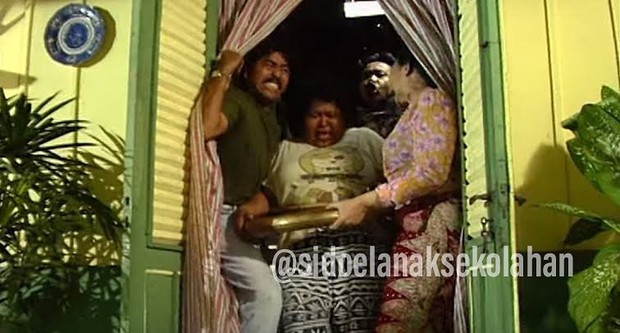 Adegan Atun terjepit tanjidor di sinetron Si Doel/Foto: Instagram.com/@sidoealanaksekolahan Adegan Atun terjepit tanjidor di sinetron Si Doel/Foto: Instagram.com/@sidoealanaksekolahan