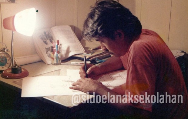 Adegan Si Doel belajar/Foto: Instagram.com/@sidoealanaksekolahan Adegan Si Doel belajar/Foto: Instagram.com/@sidoealanaksekolahan