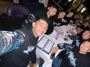 Kompaknya Anthony Ginting Saat Makan Malam Bareng Timnas Indonesia Kompaknya Anthony Ginting Saat Makan Malam Bareng Timnas Indonesia