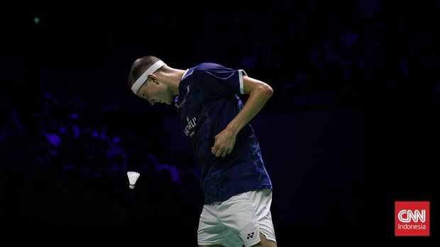 Pebulu tangkis tunggal putra Indonesia Anthony Ginting bertanding melawan tunggal putra Denmark Viktor Axelsen pada babak final Indonesia Open 2023 di Istora Senayan, Jakarta, Minggu (18/6/2023). Ginting menjadi runner up Indonesia Open 2023 setelah kalah dalam pertandingan dengan dua gim langsung (14-21, 13-21). (CNN Indonesia/Adi Maulana Ibrahim)
