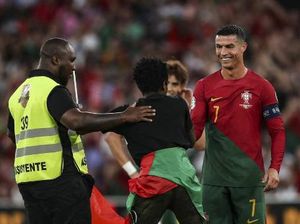Aksi Penerobos Lapangan Peluk dan Angkat Tubuh Ronaldo Aksi Penerobos Lapangan Peluk dan Angkat Tubuh Ronaldo