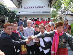 Beri Penghormatan, Masyarakat Sasak NTB Sematkan PIN & Pemaje ke Ganjar