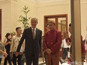 Ganjar Pranowo Hadiri Pernikahan Anak Politikus PDIP Aria Bima