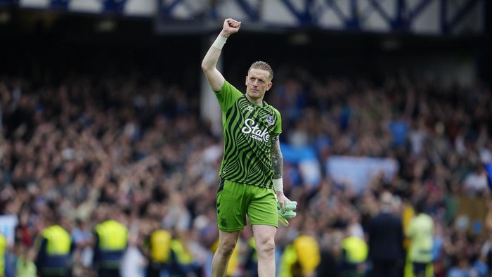 Evertons goalkeeper Jordan Pickford gestures to fans at the end of the English Premier League soccer match between Everton and Manchester City at the Goodison Park stadium in Liverpool, England, Sunday, May 14, 2023. Manchester City won 3-0. (AP Photo/Jon Super)