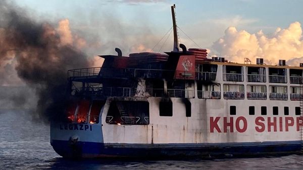 Kapal Feri Terbakar di Filipina
