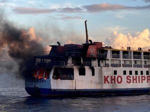 Kapal Feri Terbakar di Filipina