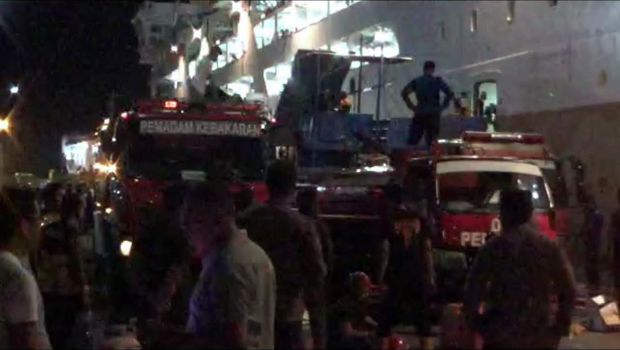 Kebakaran KM Bukit Siguntang terjadi di Pelabuhan Parepare, Sulawesi Selatan pada Jumat (16/6). Diketahui, api pertama kali muncul dari dapur kapal.