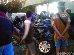Mobilio Adu Banteng dengan Truk Kontainer di Probolinggo, Sopir Tewas