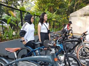 Bamsoet Puji Komunitas Wanita Muda Gowes Sambil Bersihkan Sampah di Jalan