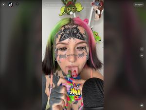 Penampilan Wanita dengan Lidah Terbelah, Bisa Merasakan Dua Makanan Sekaligus Penampilan Wanita dengan Lidah Terbelah, Bisa Merasakan Dua Makanan Sekaligus