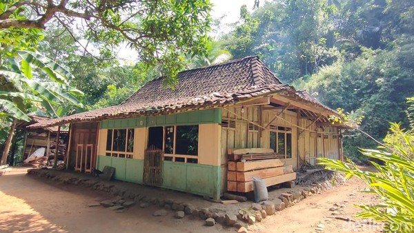Kondisi rumah satu-satunya di Kampung Mati, Dusun Watu Belah, Kalurahan Sidomulyo, Kapanewon Pengasih, Kulon Progo, Jumat (16/6/2023).