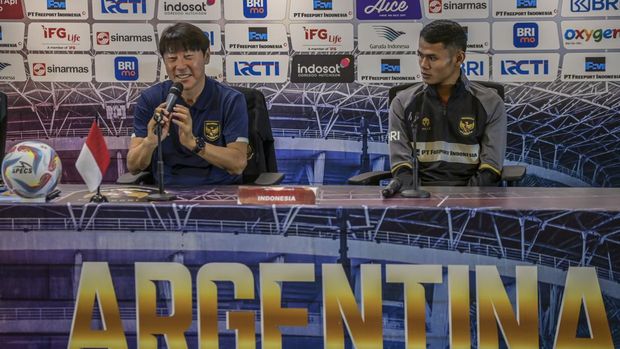 Konferensi pers jelang laga Indonesia vs Argentina Pesepak bola Timnas Indonesia Dimas Drajad (kanan) bersama pelatih Timnas Indonesia Shin Tae-yong (kiri) menjawab pertanyaan wartawan saat konferensi pers jelang pertandingan Indonesia lawan Argentina di Stadion Utama Gelora Bung Karno (GBK), Senayan, Jakarta, Minggu (18/6/2023). Timnas Indonesia akan bertanding melawan Timnas Argentina dalam FIFA Matchday pada Senin (19/6/2023). ANTARA FOTO/Galih Pradipta/YU