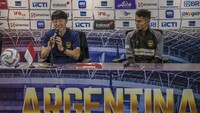 Kedatangan team Juara Piala Dunia 2022 itu menjadi momen paling dinanti penggemar sepakbola di Indonesia. (ANTARA FOTO/Galih Pradipta)