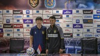 Pelatih Timnas Indonesia Shin Tae-yong (kiri) didampingi pesepak bola Dimas Drajad (kanan) berfoto bersama usai menyelesaikan konferensi pers jelang pertandingan Indonesia lawan Argentina di Stadion Utama Gelora Bung Karno (GBK), Senayan, Jakarta, Minggu (18/6/2023). 